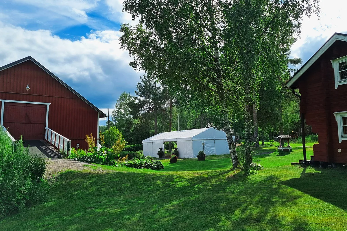 Kytajan Juhlatila piha aluetta